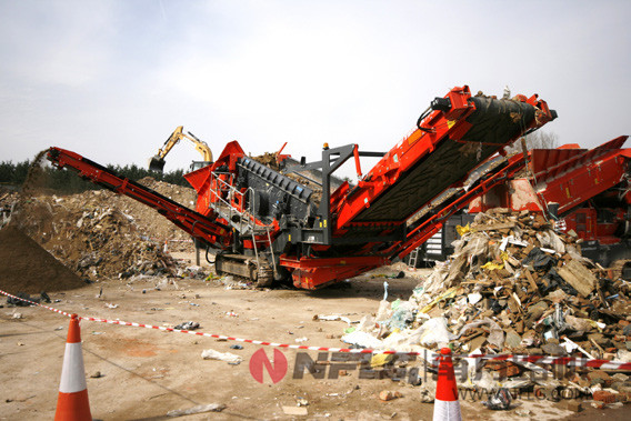 long8- 移動破碎站建筑垃圾破碎現場.jpg